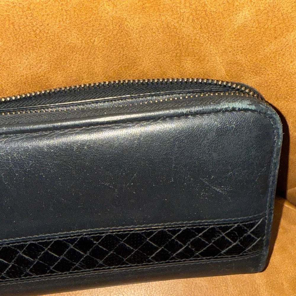Bottega Veneta Intrecciato black leather long zip-around wallet no chain